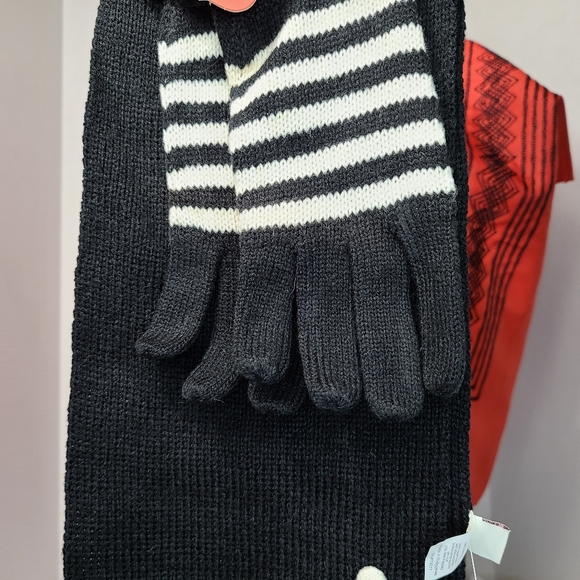 Long Scarf and gloves by So Blk and Wht striped - Picture 5 of 8